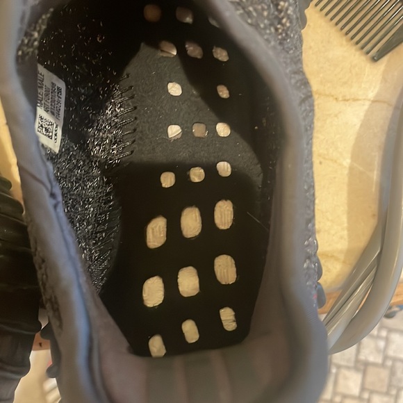 Yeezy size 7 Sneaker - Picture 10 of 10